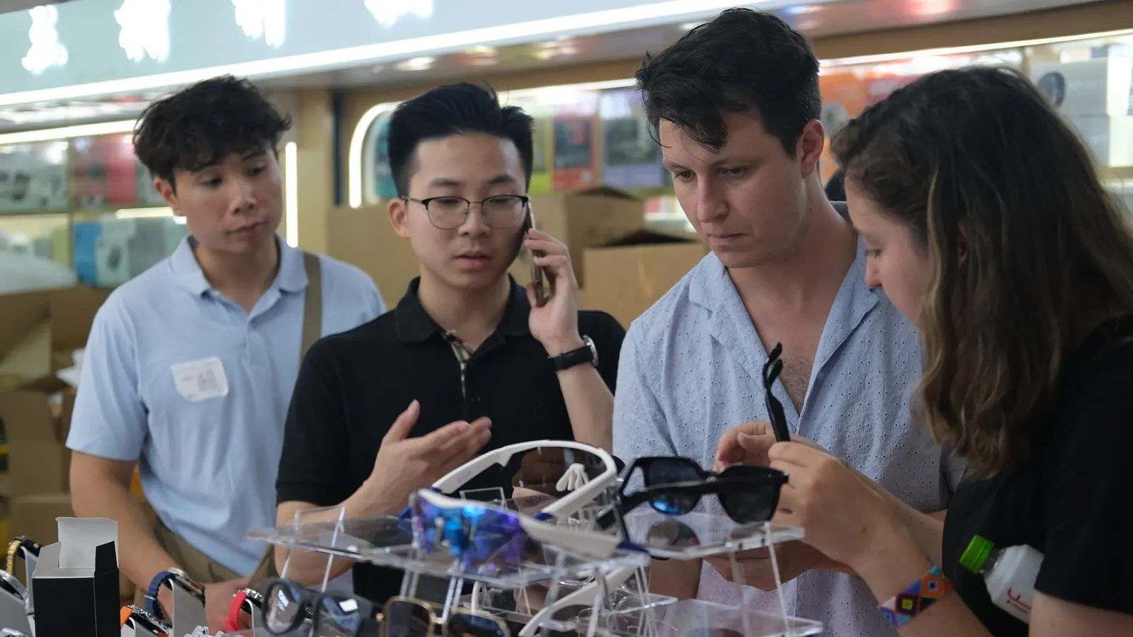 Founders browsing component stalls in the Huaqiangbei electronics market